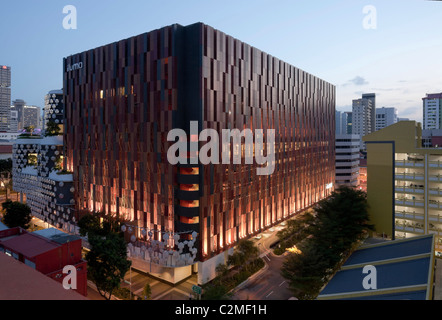 L'extérieur de l'iluma shopping et complexe cinématographique à Singapour par pour piller l'éclairage des façades par des réalités. Banque D'Images