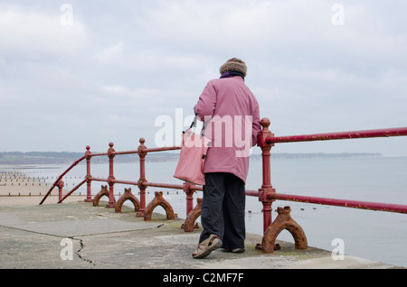 Femme à l'échelle du Nord plage de Bridlington, East Riding of Yorkshire, Angleterre, Royaume-Uni Banque D'Images