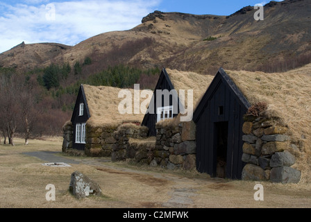 Gazon traditionnel, la moitié des maisons souterraines du siècle dernier (et avant), Skoga Museum, près de Skogafoss, le sud de l'Islande Banque D'Images