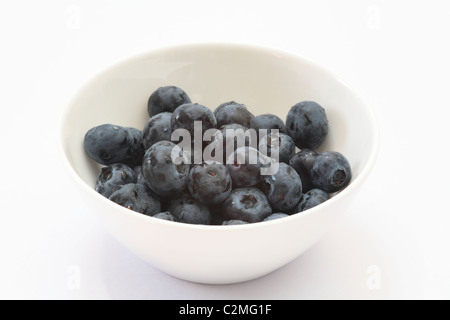 Close-up de bleuets dans un bol blanc. Banque D'Images