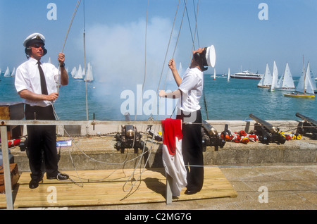 Le Royal Yacht Squadron ligne de départ pendant les courses de yacht à la semaine de Cowes sur l'île de Wight dans le Hampshire England UK Banque D'Images