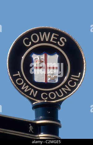 Un conseil de la ville de Cowes road sign à Cowes sur l'île de Wight, Hampshire, England, UK. Banque D'Images