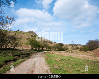 Vue d'un éperon rocheux sur la Caer Caradoc Hill, du bridlepath dans Cwms. Le Shropshire Hills AONB Banque D'Images