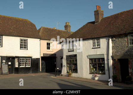 Points de vente au détail de la Place Waterloo, dans le pittoresque village de Alfriston, East Sussex. Banque D'Images