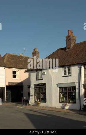 Points de vente au détail de la Place Waterloo, dans le pittoresque village de Alfriston, East Sussex. Banque D'Images