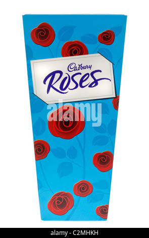 Boîte de roses Cadbury sur fond blanc Banque D'Images