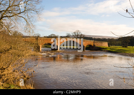 Pont de pierre sur la rivière à Lazonby Banque D'Images