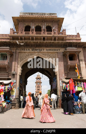 La porte du marché central à Jodhpur avec la tour en arrière-plan. Banque D'Images