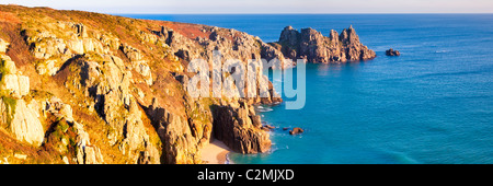 Vue panoramique tourné de Treryn Dinas pointe et Treen falaises, Cornwall England UK Banque D'Images