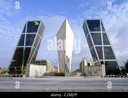 Madrid, Plaza de Castilla, le monument pour Jose Calvo Sotero et les tours Puerta de Europa par Philip Johnson et architectes Banque D'Images