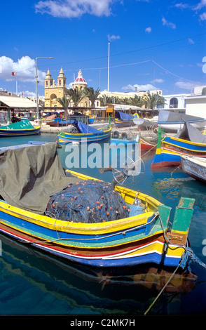 Marsaxlokk, vue sur la ville, sur le port. Banque D'Images