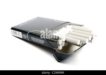 Paquet de cigarettes noir isolé sur fond blanc. Banque D'Images