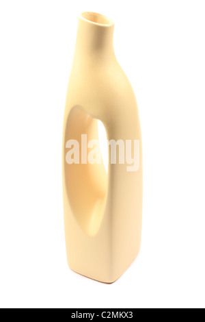 Vase pour fleurs moderne en forme de cœur isolé sur fond blanc. Banque D'Images