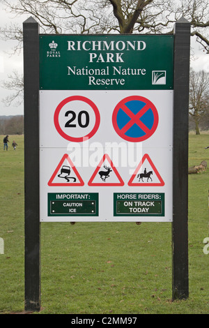 Les conducteurs d'avertissement des panneaux routiers de dangers à surveiller (chevaux & deer crossing) à Richmond Park, Richmond, Surrey, UK. Banque D'Images