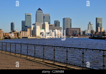 Canary Wharf à partir de l'allée de la Tamise et à Limehouse, East London, Royaume-Uni Banque D'Images