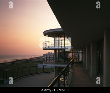 De La Warr Pavilion, Bexhill-on-Sea, Sussex, 1934. Restauré par Troughton McAslan, 1993. Protections extérieures au crépuscule. Banque D'Images