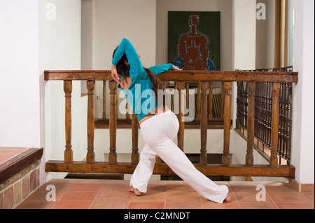 Fille hispanique dans son 20s l'élaboration à la maison Banque D'Images