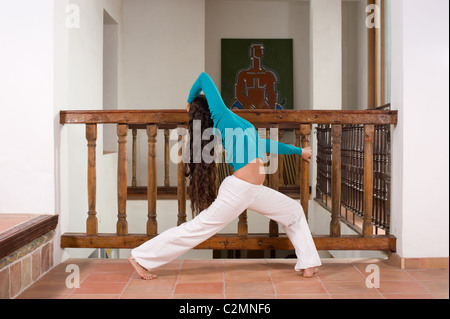 Fille hispanique dans son 20s l'élaboration à la maison Banque D'Images