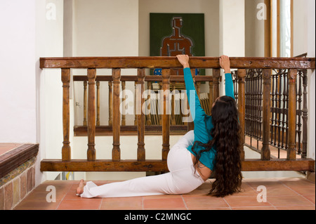 Fille hispanique dans son 20s l'élaboration à la maison Banque D'Images