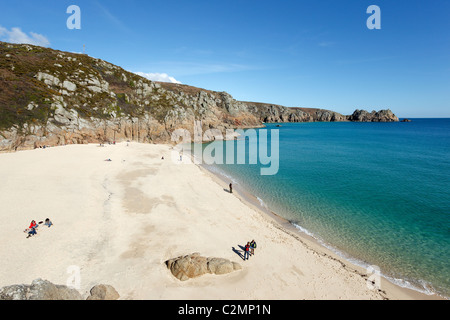 Plage de Porthcurno et le calme de la mer turquoise, avec Logan rock dans la distance. Cornwall UK. Banque D'Images