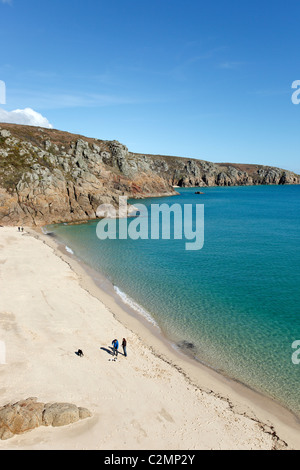 Plage de Porthcurno et le calme de la mer turquoise, Cornwall UK. Banque D'Images