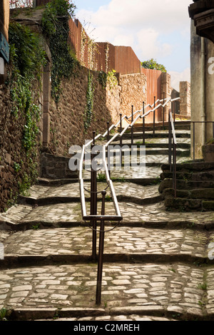 Garde-corps métallique et étapes pavées à St Goustan, Auray, Morbihan, Bretagne, France, Europe Banque D'Images