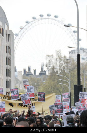 La culture de la paix Justice Smiley garde mort 'Death' Contre Garde New Scotland Yard Police Pas de Justice Pas de Paix Banque D'Images