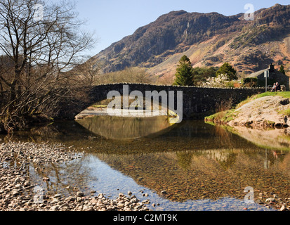 Grange, Cumbria, Angleterre, Royaume-Uni, Europe. Vieux pont en arc sur la rivière Derwent in Borrowdale dans le Parc National de Lake District Banque D'Images