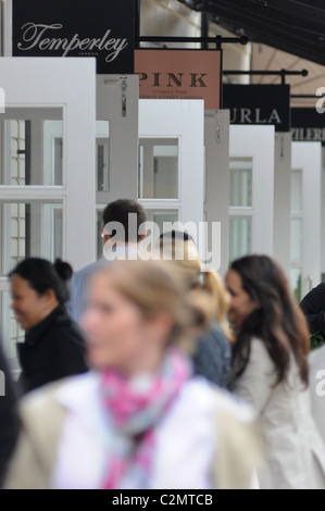 Bicester Village, menant Designer Outlet Shopping destination. Bicester. L'Oxfordshire, Angleterre. Banque D'Images