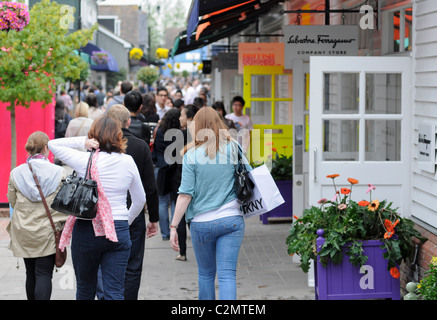 Bicester Village, menant Designer Outlet Shopping destination . Bicester. L'Oxfordshire, Angleterre. Banque D'Images