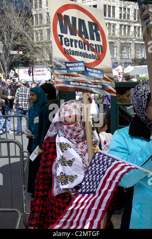 2011 : une coalition de socialistes, anti-guerre, anti-nucléaire et des groupes musulmans américains rallye et mars à Union Square à New York Banque D'Images