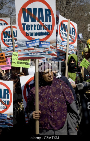 2011 : une coalition de socialistes, anti-guerre, anti-nucléaire et des groupes musulmans américains rallye et mars à Union Square à New York Banque D'Images