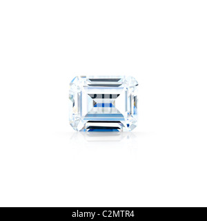 Diamant taille émeraude isolés contre fond blanc avec réflexion partielle ou complète d'ombre clipping path Banque D'Images