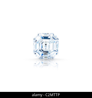 Asscher cut diamond isolés contre fond blanc avec plein de réflexion partielle clipping path Banque D'Images