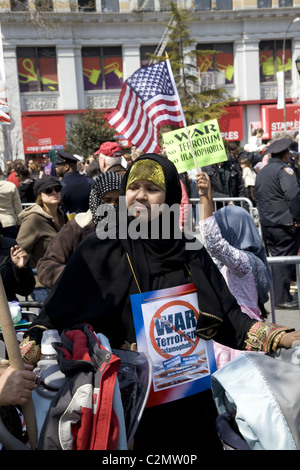 2011 : une coalition de socialistes, anti-guerre, anti-nucléaire et des groupes musulmans américains rallye et mars à Union Square à New York Banque D'Images