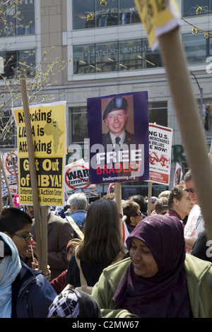 2011 : une coalition de socialistes, anti-guerre, anti-nucléaire et des groupes musulmans américains rallye et mars à Union Square à New York Banque D'Images