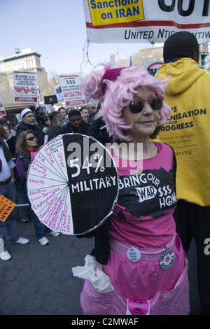 2011 : une coalition de socialistes, anti-guerre, anti-nucléaire et des groupes musulmans américains rallye et mars à Union Square à New York Banque D'Images