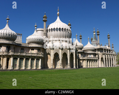 Vue avant du Royal Pavilion à Brighton East Sussex avec de l'herbe verte fraîchement coupée à l'avant-plan et ciel bleu Banque D'Images