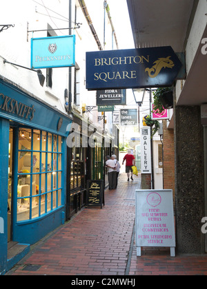 Vue d'un passage étroit entre les boutiques dans les ruelles Brighton Banque D'Images