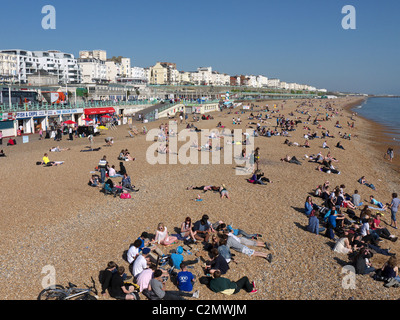 À la vue le long de la plage de Brighton et le front de mer Banque D'Images