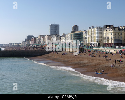 À la vue le long de la plage de Brighton et le front de mer Banque D'Images