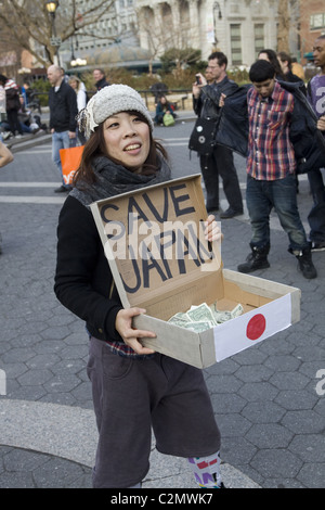 Groupe de tambours japonais peformance de recueillir des fonds pour le Japon par l'exécution dans l'Union Square, New York City Banque D'Images