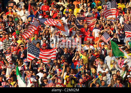 Les spectateurs dans les tribunes cheer lors d'une Coupe du Monde FIFA 2010 match du groupe C entre les USA et l'Algérie le 23 juin 2010. Banque D'Images