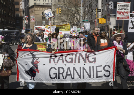 2011 : une coalition de socialistes, anti-guerre, anti-nucléaire et des groupes musulmans américains rallye et mars à Union Square à New York Banque D'Images