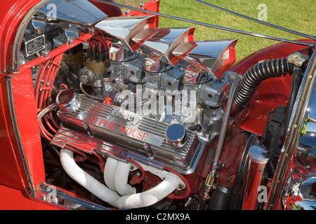 Chevrolet Chevy modifié et personnalisé moteur V8 dans une voiture de style hot rod carburateurs. carburetrs Banque D'Images