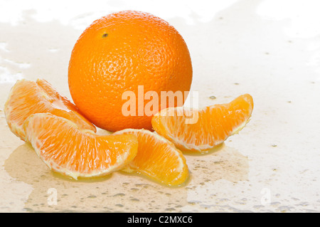 L'ensemble de segments d'orange fixe dans le jus Banque D'Images