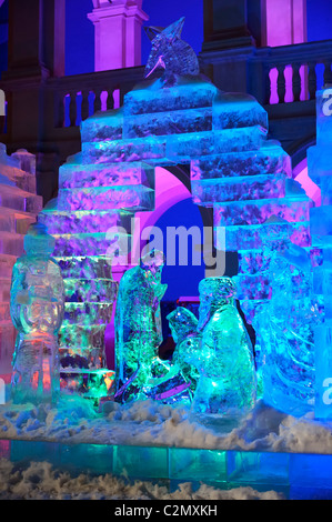 La scène annuelle de la nativité de glace exposée dans la cour historique du Landhaus, Graz Autriche À Banque D'Images