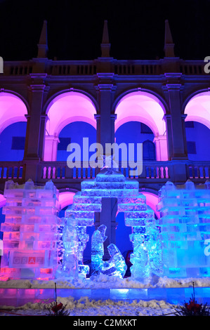 La scène annuelle de la nativité de glace exposée dans la cour historique du Landhaus, Graz Autriche À Banque D'Images