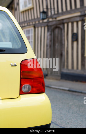 Volkswagen Polo au village historique. Banque D'Images