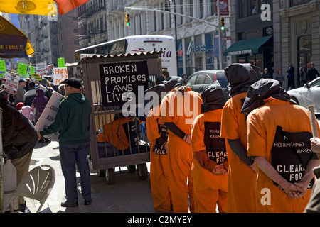 2011 : une coalition de socialistes, anti-guerre, anti-nucléaire et des groupes musulmans américains rallye et mars à Union Square à New York Banque D'Images